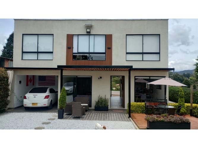 Casa de 5 alcobas en venta en El Porvenir, Guarne, 185 m² · foto 2 de 24