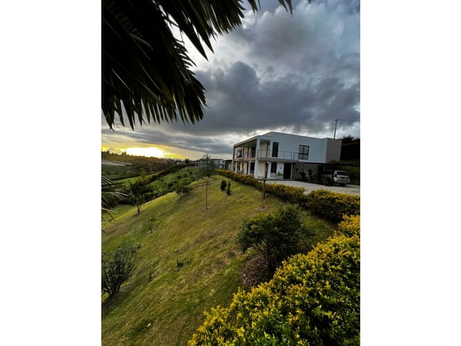 Casa de 5 alcobas en venta en La Industrial, Marinilla, 370 m² · foto 4 de 6