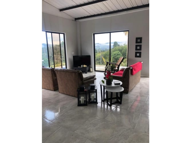 Casa de 3 alcobas en venta en Guarne, 250 m² · foto 9 de 17