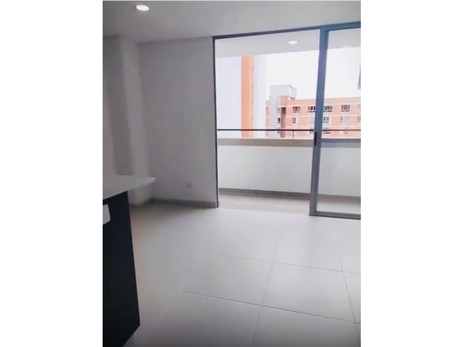 Apartamento de 2 alcobas en venta en Castilla, Itagüí, 62 m² · foto 2 de 13