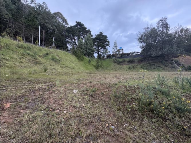 Lote en venta en Media Luna, Envigado, 2528 m² · foto 2 de 3