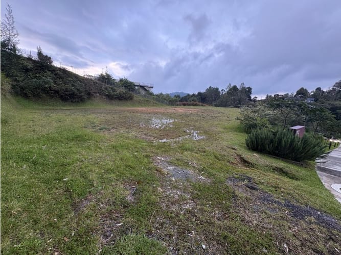 Lote en venta en Media Luna, Envigado, 2795 m² · foto 3 de 3