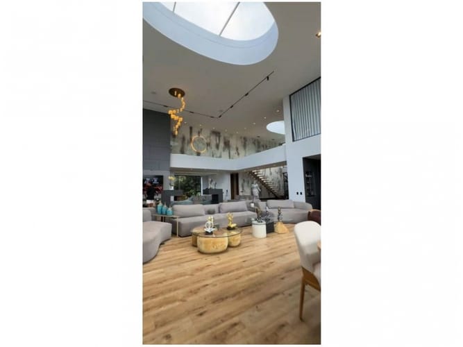 Casa de 13 alcobas en venta en San Diego, Medellín · foto 2 de 16