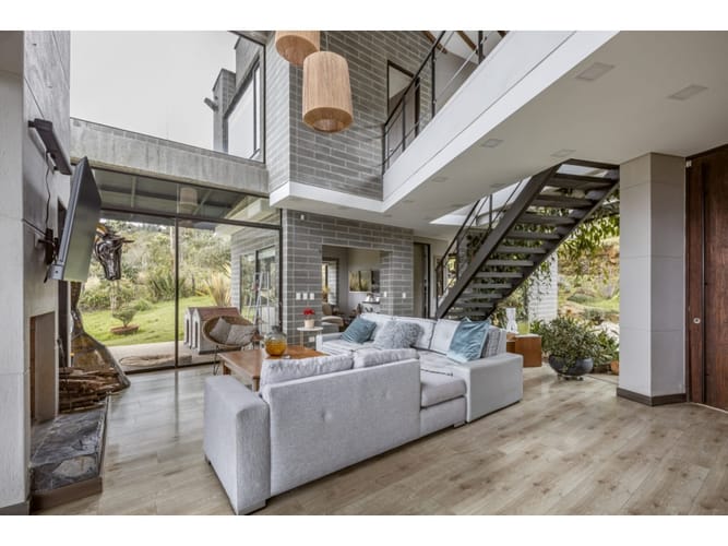 Casa de 3 alcobas en arriendo en Santa Elena, Rionegro, 350 m² · foto 2 de 18