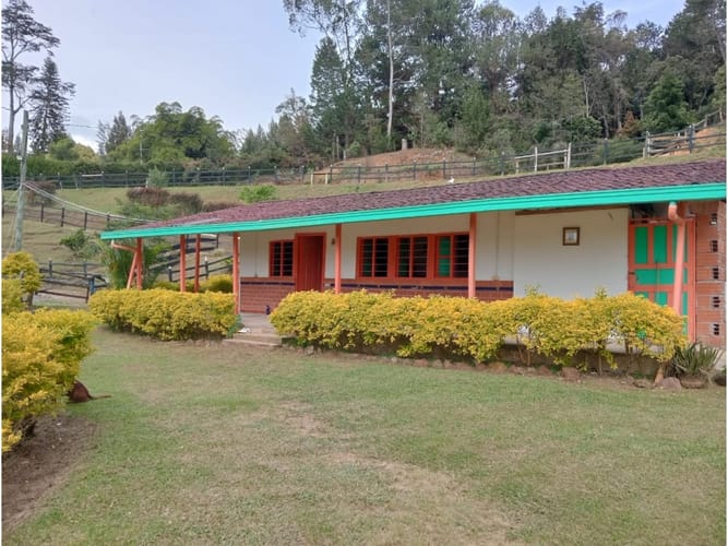 Casa de 4 alcobas en venta en Centro, Guarne, 150 m² · foto 2 de 16