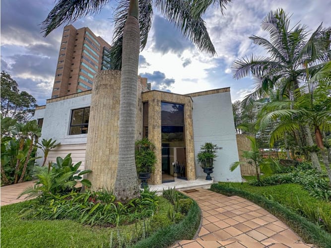 Casa de 5 alcobas en venta en El Poblado, Medellín, 640 m² · foto 1 de 17