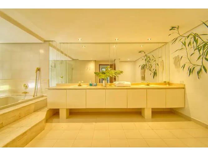 Casa de 5 alcobas en venta en El Poblado, Medellín, 640 m² · foto 3 de 17