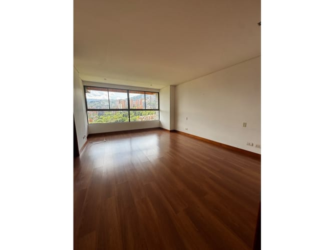 Apartamento de 3 alcobas en arriendo en Los Balsos, Medellín, 200 m² · foto 2 de 24