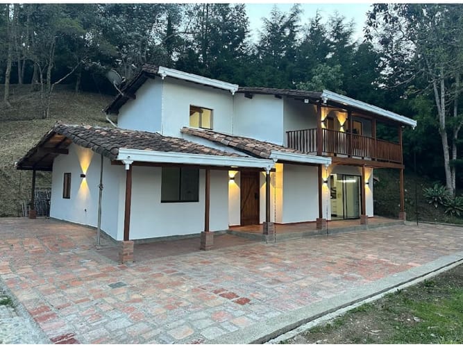 Casa de 3 alcobas en venta en Santa Elena, Rionegro, 250 m² · foto 2 de 23