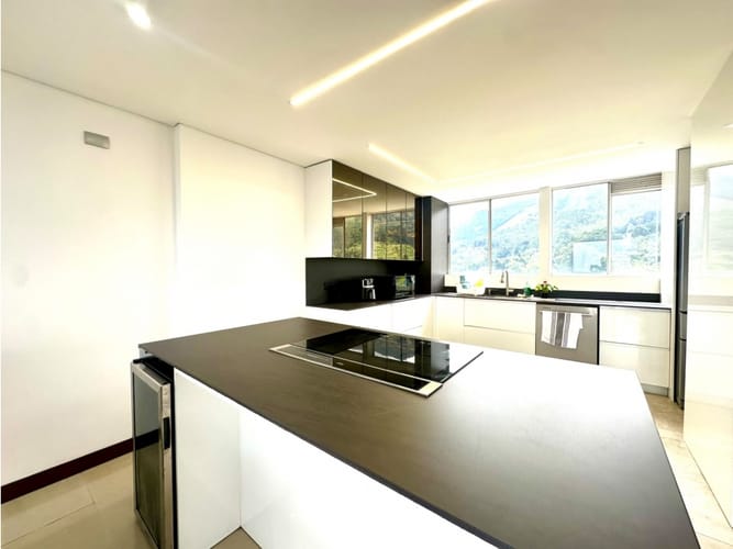 Apartamento de 3 alcobas en arriendo en Los Balsos, Medellín, 196 m² · foto 8 de 21