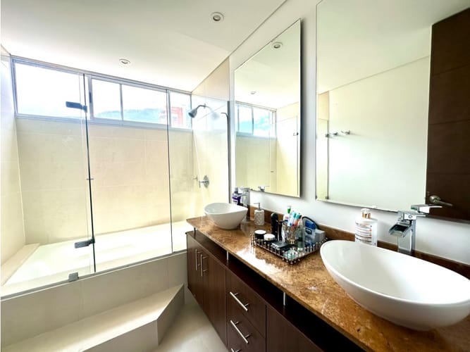 Apartamento de 3 alcobas en arriendo en Los Balsos, Medellín, 196 m² · foto 18 de 21