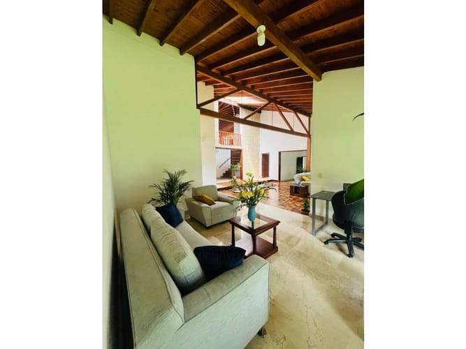 Casa de 4 alcobas en arriendo en Montessori, Envigado, 450 m² · foto 3 de 19
