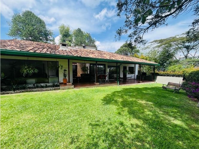 Casa de 4 alcobas en arriendo en Montessori, Envigado, 450 m² · foto 17 de 19