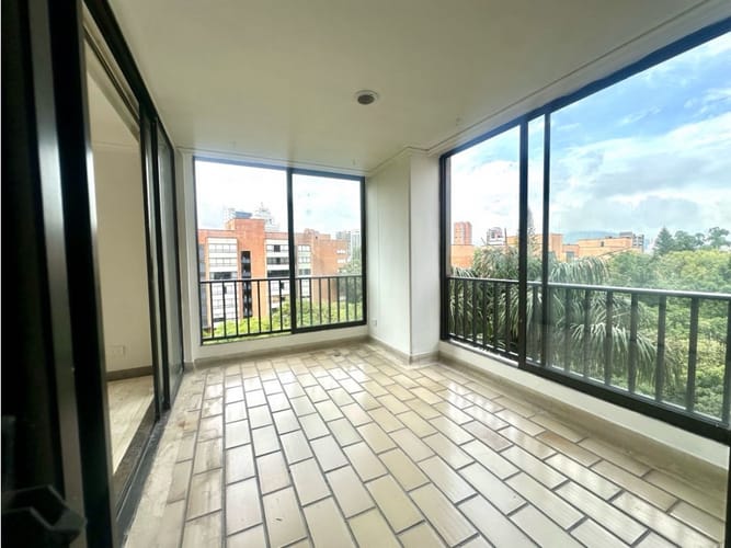 Apartamento de 4 alcobas en venta en El Castillo, Medellín, 227 m² · foto 2 de 24