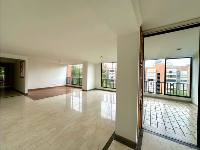 Apartamento de 4 alcobas en venta en El Castillo, Medellín, 227 m² · foto 3 de 24