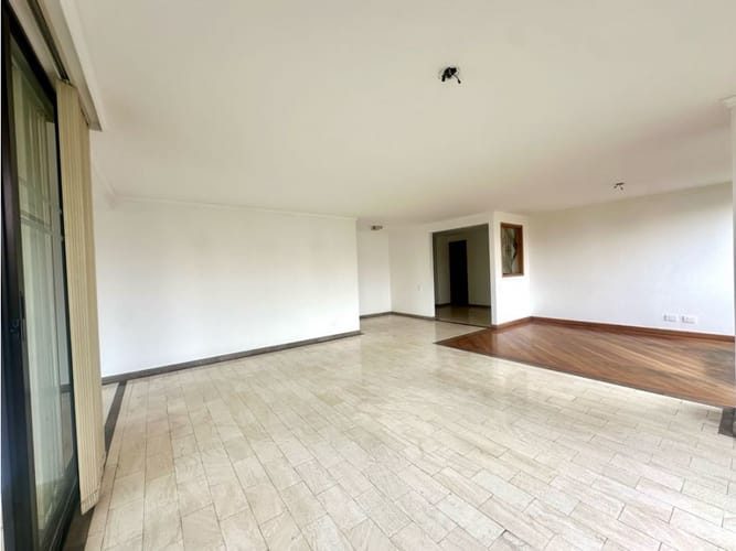 Apartamento de 4 alcobas en venta en El Castillo, Medellín, 227 m² · foto 5 de 24