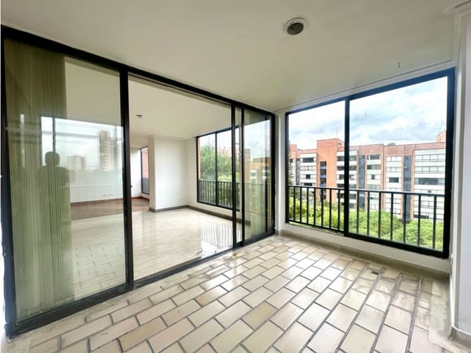 Apartamento de 4 alcobas en venta en El Castillo, Medellín, 227 m² · foto 6 de 24