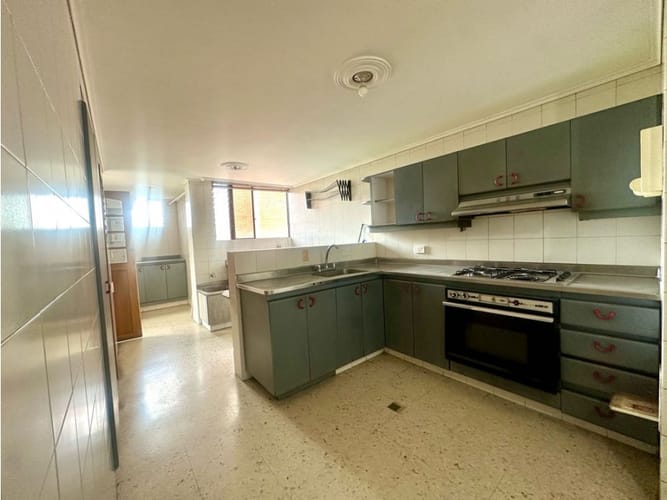 Apartamento de 4 alcobas en venta en El Castillo, Medellín, 227 m² · foto 7 de 24