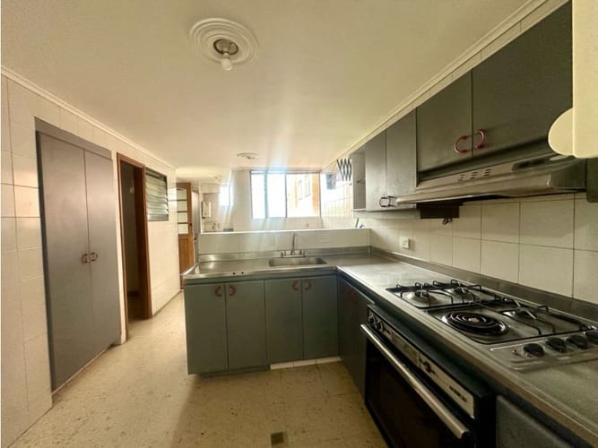Apartamento de 4 alcobas en venta en El Castillo, Medellín, 227 m² · foto 8 de 24
