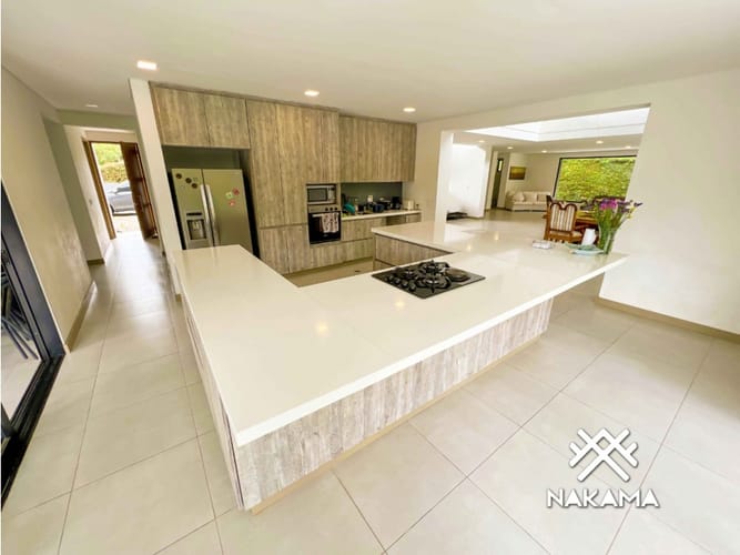 Casa de 5 alcobas en arriendo en Santa Catalina, Medellín, 491 m² · foto 4 de 12