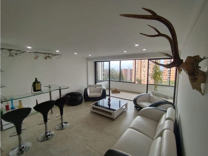 Apartamento de 4 alcobas en arriendo en Los Balsos, Medellín, 270 m² · foto 2 de 24