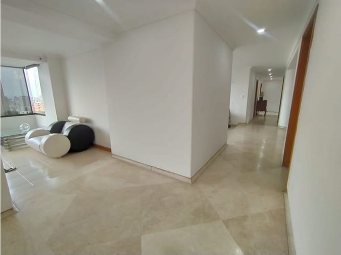 Apartamento de 4 alcobas en arriendo en Los Balsos, Medellín, 270 m² · foto 13 de 24