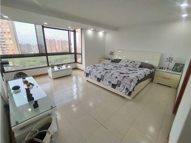Apartamento de 4 alcobas en arriendo en Los Balsos, Medellín, 270 m² · foto 16 de 24