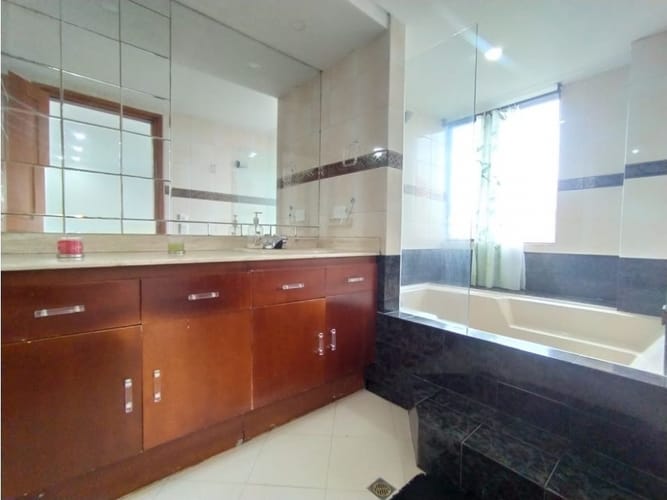 Apartamento de 4 alcobas en arriendo en Los Balsos, Medellín, 270 m² · foto 18 de 24