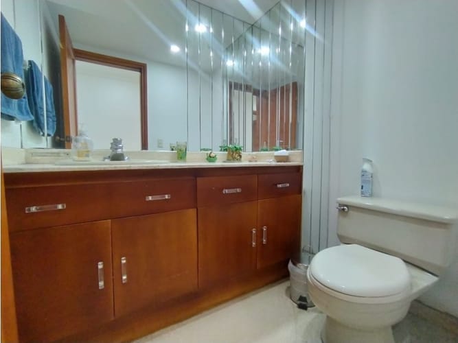 Apartamento de 4 alcobas en arriendo en Los Balsos, Medellín, 270 m² · foto 23 de 24