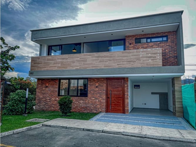 Casa de 4 alcobas en venta en La Ceja, 236 m² · foto 2 de 13