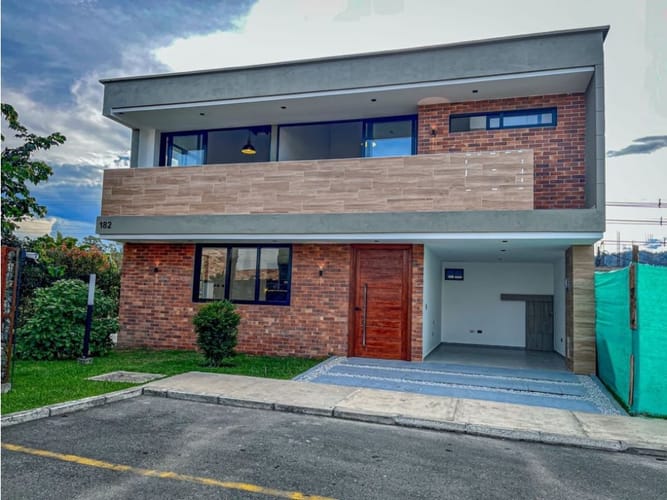 Casa de 4 alcobas en venta en La Ceja, 236 m² · foto 3 de 13