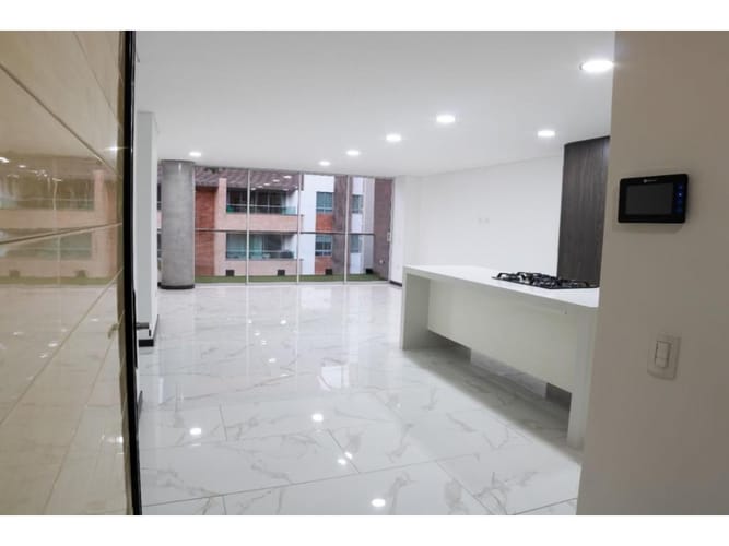 Apartamento de 3 alcobas en venta en Lorena, Medellín, 200 m² · foto 2 de 18