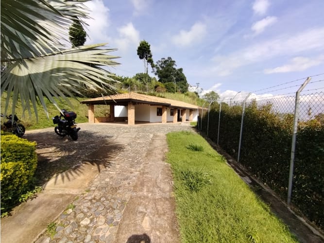 Casa de 3 alcobas en arriendo en San Rafael, Envigado, 230 m² · foto 2 de 24