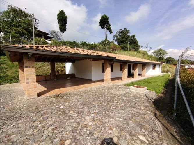Casa de 3 alcobas en arriendo en San Rafael, Envigado, 230 m² · foto 3 de 24