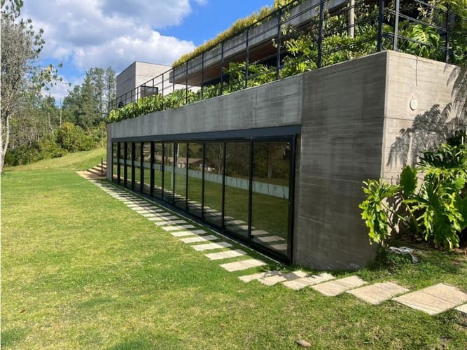 Lote en venta en Escobero, Envigado, 2136 m² · foto 2 de 8