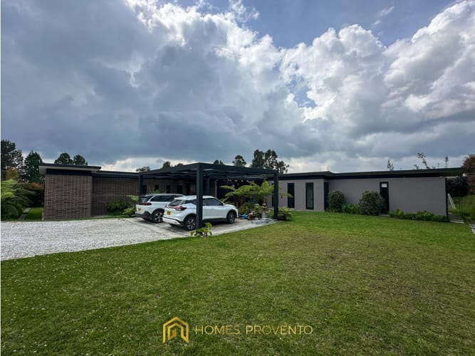 Casa de 4 alcobas en venta en La Indiana, Medellín, 370 m² · foto 1 de 20