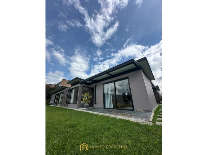 Casa de 4 alcobas en venta en La Indiana, Medellín, 370 m² · foto 2 de 20