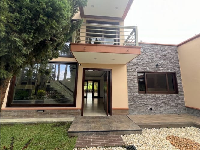 Casa de 5 alcobas en arriendo en Llano Grande, Medellín, 580 m² · foto 2 de 24