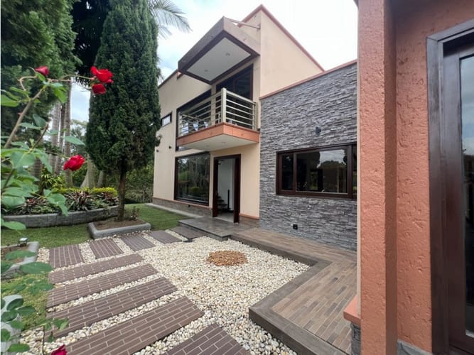 Casa de 5 alcobas en arriendo en Llano Grande, Medellín, 580 m² · foto 3 de 24