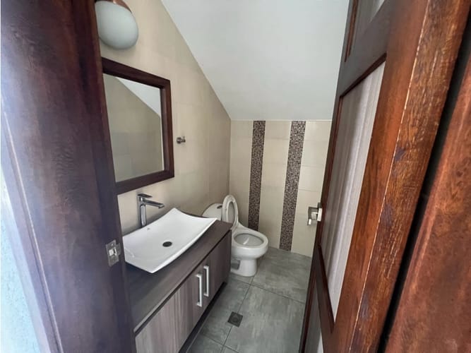 Casa de 5 alcobas en arriendo en Llano Grande, Medellín, 580 m² · foto 5 de 24