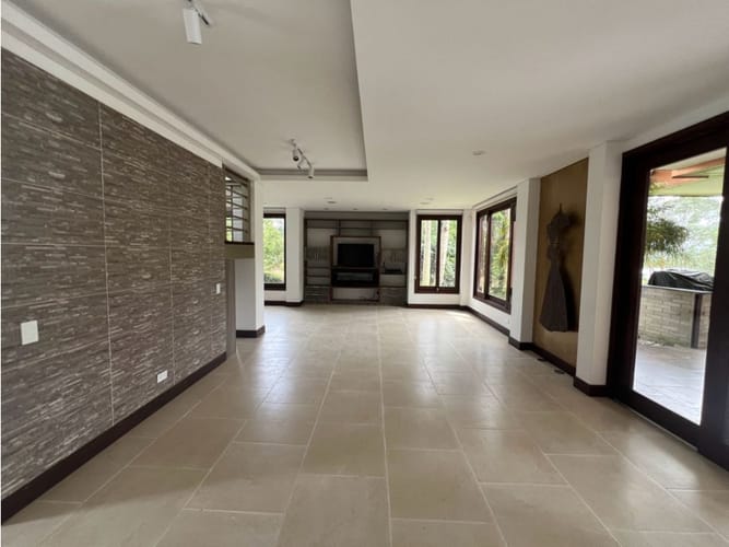 Casa de 5 alcobas en arriendo en Llano Grande, Medellín, 580 m² · foto 6 de 24