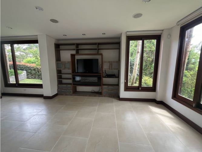 Casa de 5 alcobas en arriendo en Llano Grande, Medellín, 580 m² · foto 7 de 24