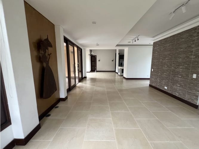 Casa de 5 alcobas en arriendo en Llano Grande, Medellín, 580 m² · foto 8 de 24