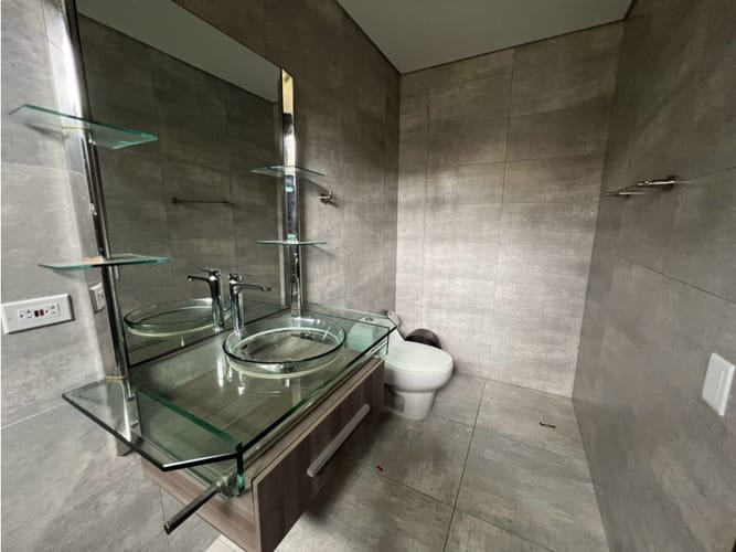 Casa de 5 alcobas en arriendo en Llano Grande, Medellín, 580 m² · foto 13 de 24