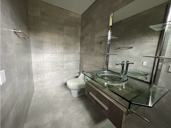 Casa de 5 alcobas en arriendo en Llano Grande, Medellín, 580 m² · foto 15 de 24