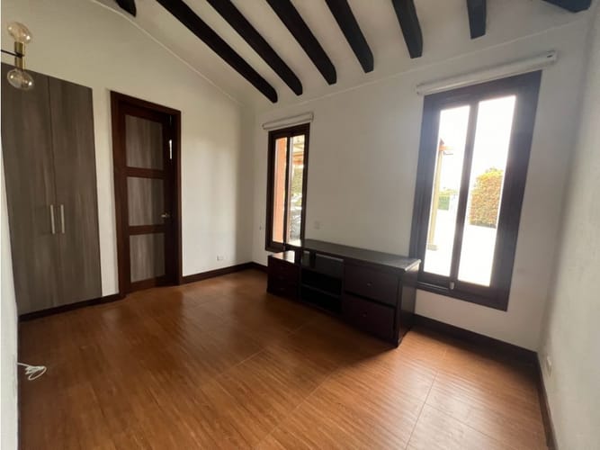 Casa de 5 alcobas en arriendo en Llano Grande, Medellín, 580 m² · foto 18 de 24
