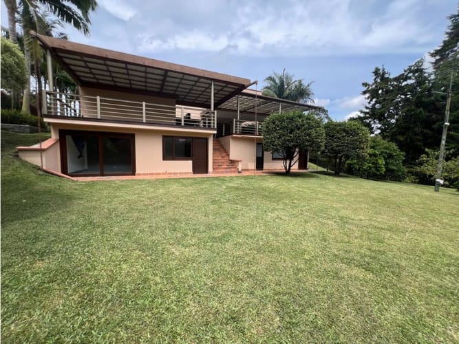 Casa de 5 alcobas en arriendo en Llano Grande, Medellín, 580 m² · foto 23 de 24
