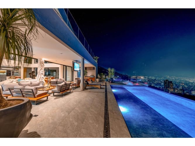 Casa de 10 alcobas en venta en Las Palmas, Envigado, 1200 m² · foto 2 de 24