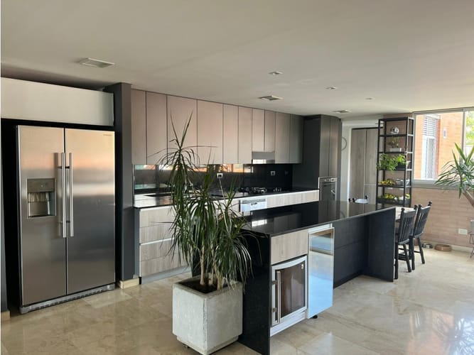 Apartamento de 3 alcobas en arriendo en Los Naranjos, Medellín, 220 m² · foto 2 de 12