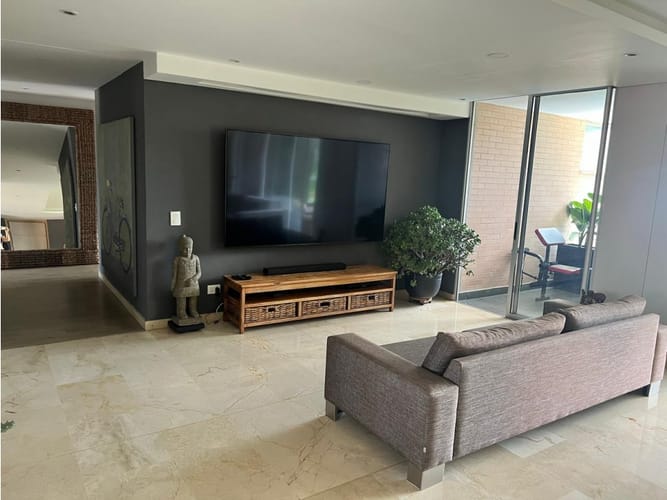 Apartamento de 3 alcobas en arriendo en Los Naranjos, Medellín, 220 m² · foto 3 de 12